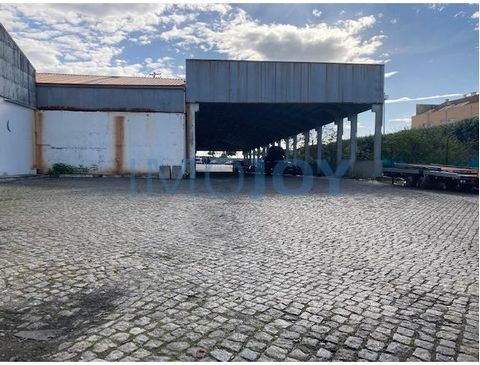 Großes Lager mit 1000m2, mit neuem Dach, 5 Minuten vom Hafen von Leixões entfernt und befindet sich in einem Gebiet mit einfachem Zugang zu den Hauptstraßen und dem Großraum Porto, was die Ein- und Ausfahrt von TIR-LKWs ermöglicht. Es verfügt über sa...