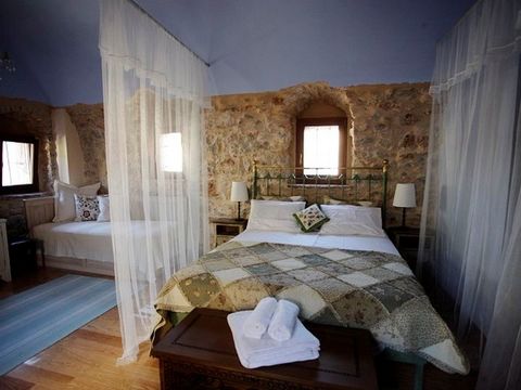 A vendre Boutique Hôtel traditionnel de 127,47 m² dans le village de Vessa sur l’île de Chios. La propriété est l’un des bâtiments de TRADiTiONAL HOTEL iANTHi, situé à Vessa, dans la Mastichochoria de Chios. c’est un bâtiment de deux étages, d’archit...