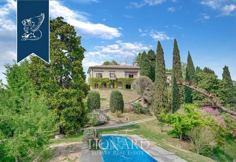 This stunning villa with a pool for sale is in an exclusive high position on the Colli Asolani, with breathtaking views on its charming surroundings and is surrounded by 3.8 hectares of grounds. The property, consisting of a splendid main villa and a...