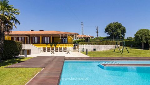 Close to the center of Barcelos , you will find this imposing villa , surrounded by lush gardens , lakes and waterfalls that add to all the surrounding freshness and tranquility. Built with luxurious finishings, solid wood and marble are the common d...