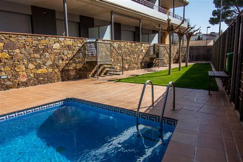 Questo accogliente appartamento con vista sulla piscina si trova a Rosas, sulla Costa Brava, in provincia di Girona, in Catalogna. Rosas si trova sulla linea costiera settentrionale del Golfo di Roses, a sud di Cape Creus. La sistemazione e fa parte ...