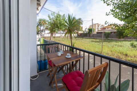 Great ground floor with a charming balcony 180 meters from the fabulous sandy beach of Denia. It has a capacity for 4 guests. After a pleasant day on the beach, nothing better than relaxing on the apartment's beautiful balcony while having a drink in...