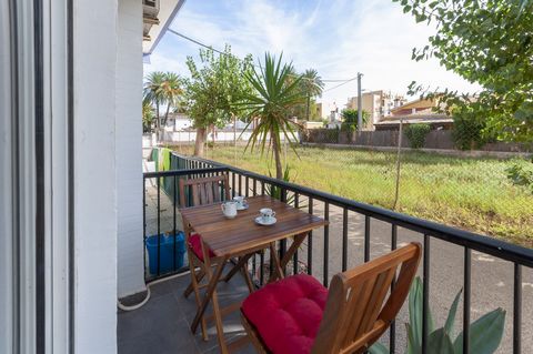 Grande piano terra con un incantevole balcone a 180 metri dalla favolosa spiaggia di sabbia di Denia. Ha una capacità di 4 ospiti. Dopo una piacevole giornata in spiaggia, non c'è niente di meglio che rilassarsi sul bellissimo balcone dell'appartamen...