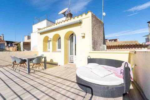 If you want to live in a village house, totally refurbished with great taste and with a very special charm...this one interests you. Located in the village of Sant Pere Pescador, known for its wild beaches, its sport routes and its adepts of nautical...