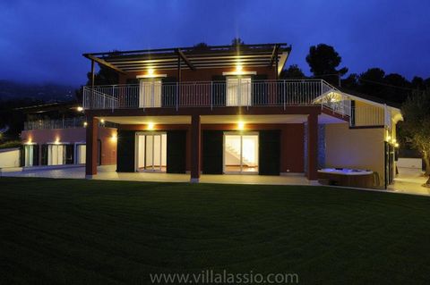 NEWLY BUILT VILLA. COMPOSED OF 3 DOUBLE BEDROOMS, 4 COMPLETE BATHROOMS, 2 SERVICE BATHROOMS, DOUBLE LIVING ROOM, DINING ROOM, KITCHEN, LIVING ROOM, LAUNDRY ROOM, WARDROBE, 2 WALK-IN CLOSET. Outdoors: Barbecue area, SPA, jacuzzi, gym, equipped garden,...