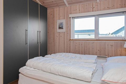 Ganz individuell gestaltetes Ferienhaus mit Whirlpool und Sauna im Bad. Es liegt bei Skaven Strand und wurde besonders hochwertig ausgestattet und modern eingerichtet. Zur technischen Ausstattung gehören Internet+, DAB+ und Bluetooth zur Unterhaltung...