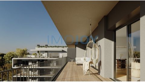 Appartement de 2 chambres au 2ème étage, d'une superficie de 167 m2 situé dans la copropriété Green Plaza. Le Green Plaza est un nouveau condominium bien situé à Carcavelos, sur la ligne Cascais qui offre un projet résidentiel différenciant. Le Green...