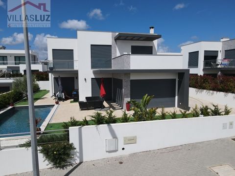 Discover this superb modern 4-bedroom villa located on the Silver Coast, between Bombarral and Óbidos, in a quiet and extremely pleasant residential area, with an excellent international neighborhood. This property is ideal for those seeking a spacio...