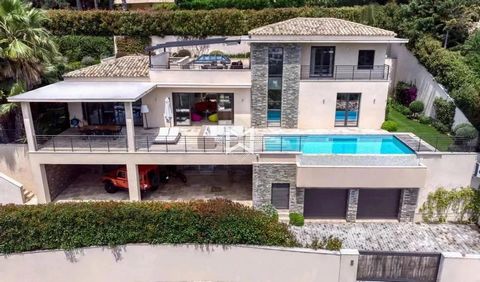In the heart of the most sought-after district of the commune of Sainte-Maxime, at the Semaphore, there is an elegant contemporary property, nestled in a dominant position, offering a breathtaking view of the sea and the village of Saint-Tropez. Buil...