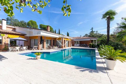 Lucas Fox presents this impressive detached villa located in Bellaterra, in a privileged and well-connected area. The property consists of two independent single-family houses with different accesses on a shared plot of 2655 m²: First House (347 m²):...