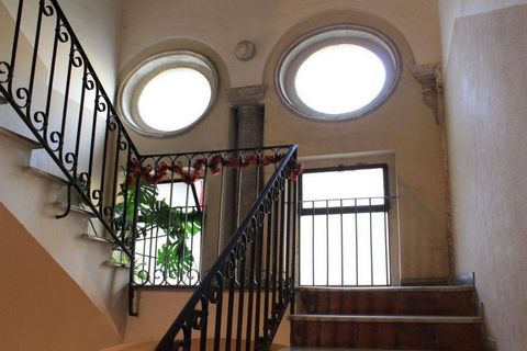 In the heart of the historic center of Tarquinia, and precisely in Via Menotti Garibaldi, we offer for sale an apartment of 120 sq m, located on the second and top floor, on two levels, in an excellent state of maintenance, with an 8 sq m warehouse o...
