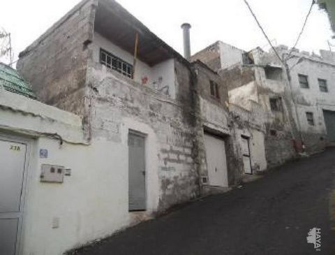 Property for investors, not available for visits: old construction house located in the town of La Vega de Icod de los Vinos. It has 100m2 distributed in 3 bedrooms and 1 bathroom. All the information provided about the property must be considered as...