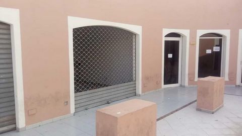 Commercial premises located in the town of Adeje, Santa Cruz de Tenerife. It has an area of 22 m² and is completely open-plan. It is located in the Sun Beach Shopping Center, located on the seafront, next to the Fañabé beach promenade. In its vicinit...