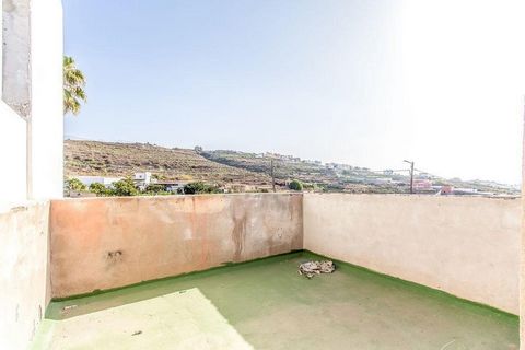 Terraced house to reform of 122 m² for sale located in the municipality of San Miguel de Abona, in the province of Santa Cruz de Tenerife. It is located next to the soccer field and next to a natural enclave near the Barranco de Tragatrapos, having s...