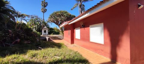 Housing located on Calle Violeta, in the municipality of Santa Úrsula and province of Santa Cruz de Tenerife. It has a constructed area of 326 m², consisting of a hall, dining room, kitchen, 2 bathrooms and 3 bedrooms. Santa Úrsula is a city of appro...