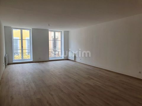 Ref:66727BM2 Beautiful T3 apartment in the center of Mâcon, a stone's throw from shops, quays, restaurants. In this completely renovated old building, made up of 6 apartments, you will appreciate the large living room of 46m2, and its 2 quiet bedroom...