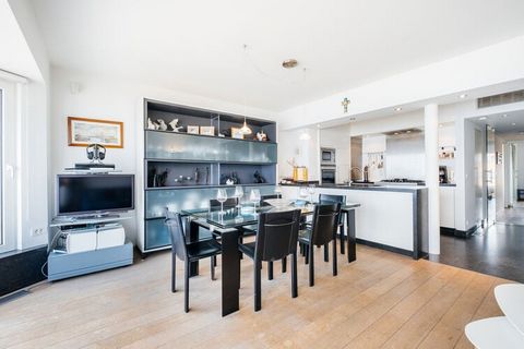 Spacious 3-room apartment (for 7 people) with a beautiful sea view, on the seawall between Koksijde and St-Idesbald. Entrance hall, living room/dining room with sea view, open and fully equipped kitchen, bathroom with jacuzzi bath, separate toilet, b...
