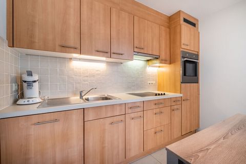 Sunny 2-room ground floor apartment at 250m from the sea and 200m from the center of St-Idesbald (district between Koksijde and De Panne). Pets allowed on request. Garage included in the price. Entrance hall, bathroom with walk-in shower and washing ...