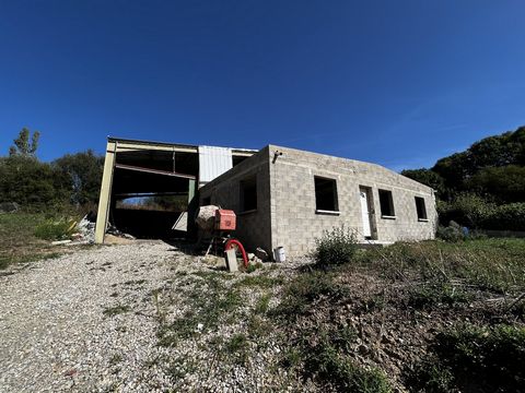 Located in an artisanal area of La Primaube, close to major roads, hangar of approximately 250m2 plus an adjoining part of 83m2 which can be used as offices. The work is to be completed on the 83m2 part. All on a plot of 1000m2. Information on the ri...