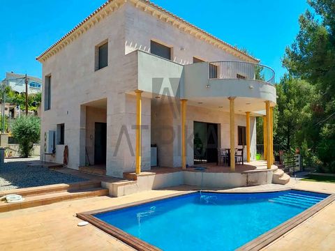 Located in the town of ‘Bellvei’, with excellent communications with the ‘Vendrell’ centre and ‘Calafell’ beach we find this beautiful 300sq m house built on a 554sq m plot. In its exterior it has a private pool, garden, summer dining area and barbec...