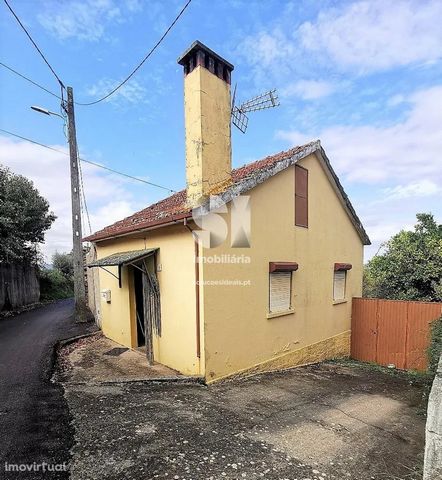 Beautiful villa to recover located in Lagares, Travanca do Mondego, with 74m2 and land of 745m2. Housing in full ownership consists of: - a lower floor consisting of a kitchen and a large area that can function as a laundry room and access to the gar...