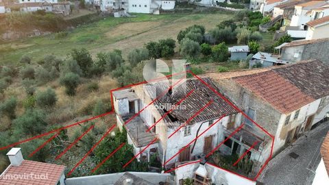 House for reconstruction, in the beautiful locality of Espinhal. This villa is composed of ground floor and 1st floor, storage, land with fruit trees and olive trees. About 5 minutes from access to A13. Views of this drown. Ideal for your holiday hom...