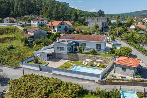 Identificação do imóvel: ZMPT561347 Se procura... - viver na Vila mais antiga de Portugal; - moradia T3 com acabamentos de qualidade; - com piscina e jardim; - com ar condicionado; - com excelente espaço exterior e interior... ... não procure mais, e...