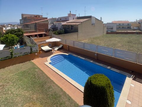 House in Vilafant with garden and pool. The house was built in 2001 and has a constructed area of 356m2 on a 540m2 plot. It is distributed over three floors, two living floors and the basement with the garage. The ground floor has a constructed area ...