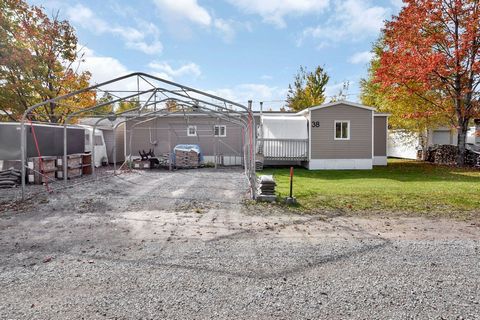 Discover your future home located at 209 route 138 in St-Augustin! Completely renovated, this beautiful home offers you a beautiful space with the addition of its extension offering a spacious and welcoming entrance hall. Are you dreaming of a low-co...