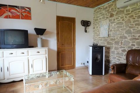 Traditional stone house with a large fully enclosed garden to the front of the house. Composed of a nice living room, a well-equipped kitchen and 2 bedrooms, one of which is in the converted attic, it can accommodate 4 people. The veranda will allow ...