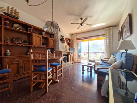 Appartement dans le complexe exclusif de Playa Azul à Cambrils. La maison de 84m2 est répartie entre deux chambres doubles avec placard intégré, salle de bain rénovée, cuisine séparée avec galerie et salon-salle à manger avec accès à une terrasse ori...