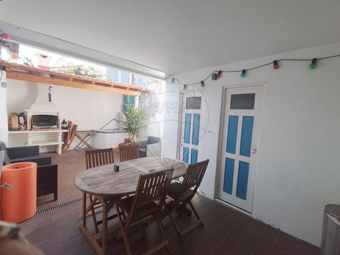 Single storey 2 bedroom villa for sale in Ovar. Single storey house, located near the railways, N109 and close to large shopping areas. This villa has 2 bedrooms, living room, kitchen, bathroom, with garden, grill and a terrace. It doesn't need repai...