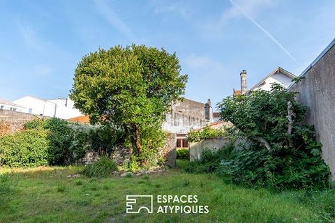 Located in the very center of the town of Noirmoutier en L'Île, this property offers a total of 323 square meters of living space on a 965 square meter plot. Ideally nestled on the tourist island, this real estate complex offers exceptional potential...