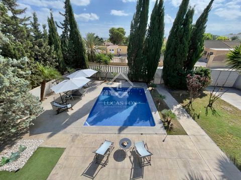This charming residence, built in 2005, is a gem in the Valverde area of Elche. This two-storey home combines elegance and functionality, with great attention to detail and has been well cared for over the years. Upon entering the property, we see a ...