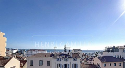 In the heart of Cannes with a pretty open view of the sea and the old port,3 rooms : large entrance, living room to the south opening onto a large enclosed terrace with sliding glass doors. 1 bedroom en suite (bathroom/wc/storage) to the south, 2nd b...