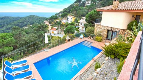 Villa (125 m2 + 825 m2 perceel), gelegen in Lloret de Mar, 2,5 km van het strand Cala Canyelles en 6 km van het centrum van Tossa de Mar, (3 km van het centrum van Lloret de Mar), in de woonwijk Serra Brava. De 2 foto's van het strand komen niet over...