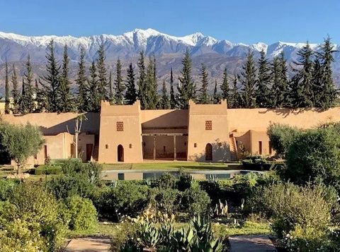 5kms north of Taroudant, in the urban perimeter, exceptional property of about 20 ha (including 16 ha of clementine and orange crops and nearly 4 ha of gardens). In the main riad: a large dining room, a living room, a library, 3 suites, a large jacuz...
