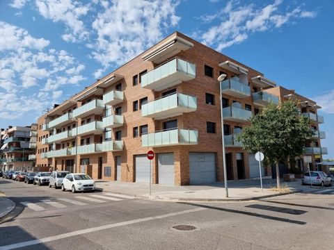 Magnificent opportunity WITH SMOKE OUTLET. Corner store two streets away, next to the Sant Jordi Pharmacy and other shops. Diaphanous premises to adapt to the needs of the buyer. Private terrace around the entire 58 m2 premises.
