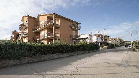 ROME FACTORY - SEMI-CENTRAL AREA In a small condominium apartment on the 3rd and last floor of 85 net sqm + 25 sqm of balconies. The house renovated in 2008 is in a very good state of conservation and has a double heating mode, methane gas plus a hyd...