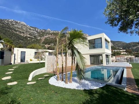 Magnificent Villa in Beausoleil, overlooking Monaco with a breathtaking 180-degree view of the sea and the Principality. Contemporary villa, on two levels you will find a spacious entrance, a bright living room, a modern American kitchen, a bedroom w...