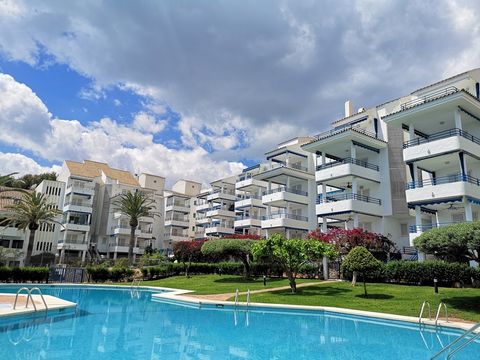 Este apartamento está situado en un complejo con piscinas, tenis, jardines. Â Es una Â segunda Â línea de playa, con acceso directo al paseo marítimo y a la playa de Las fuentes. Está aproximadamente a 500m de Puerto deportivo. La propiedad disfruta ...