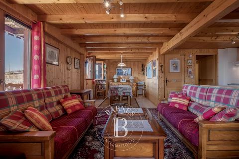 Center-station. Near Évian-les-Bains, at the foot of the cable car, this chalet offers a view of Lake Geneva, Switzerland and the surrounding mountains. This chalet is divided into two apartments with the possibility of combining them together. On th...
