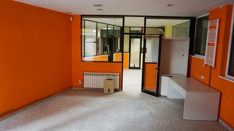 Premises for sale or Annual Rent of 170m2 in the center of Lloret de Mar (Girona), in the neighborhood of Venice, consists of: 3 offices, warehouse of 80m2, 2 bathrooms, gas heating, smoke outlet, 250 meters from Lloret Beach. Lloret de Mar is locate...