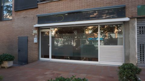 Local for sale of 75m2 in the Rieral area of Lloret de Mar, Local in perfect condition. It consists of 5 rooms distributed, 1 bathroom, parquet floors, air conditioning, smoke outlet, façade of 3m2 at street level, storage room located in the basemen...