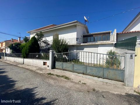 Property without license of use - license in charge of the current owner. House V3 of 2 floors with use of attic, with swimming pool and patio in Nogueira do Cravo, municipality of Oliveira do Hospital. The property consists of: • R/c: 2 garages, 4 r...