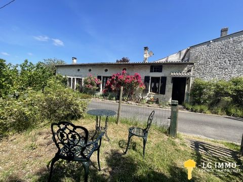 Quietly located in a charming hamlet between Mortagne and Saint-Fort, stone house of 115 m2 with garden of 1,649 m2 and small guest house of 30 m2. The main house includes a kitchen with wood insert of 16 m2, a cathedral living room of 30 m2 with fir...