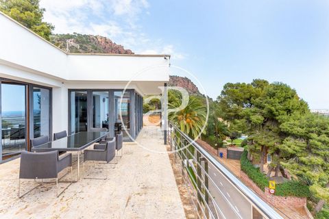 634 sqm refurbished house with Terrace and views in Urbanización Monte Picayo, Puzol.The property has 5 bedrooms, 5 bathrooms, swimming pool, parking space, air conditioning, fitted wardrobes, laundry room, balcony, garden, heating and storage room. ...