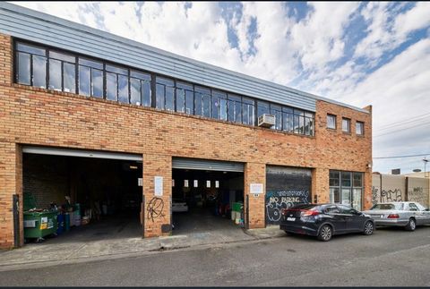 Excellent high-space warehouse, two-way streetscape New Century Land is pleased to introduce you to this mixed-use commercial and residential property, which provides you with a fantastic opportunity to acquire a property with a large amount of land ...