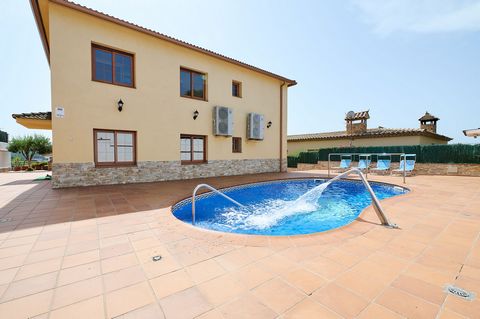 Villa with private pool and capacity 12 people, located in a residential area of Blanes, not far away from the beach and with beautiful views of the sea and the Sant Joan castle. In the northeast of the Iberian Peninsula, a most perfect mix of colors...