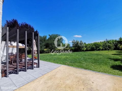 Excellent Rustic / Modern Quinta with 2,400 m2, consisting of 3 independent villas, furnished and equipped kitchen, 3 large rooms, 5 bedrooms w / suite, underfloor heating, authorized local accommodation, annexes and garages, garden with size trees. ...